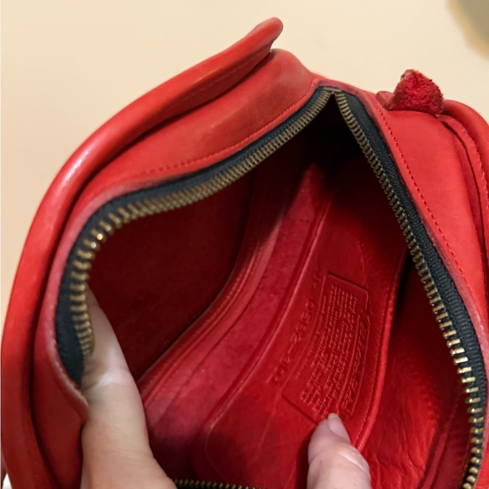 vintage Coach Kimball half-moon crossbody bag made from red leather. - Picture 4 of 5